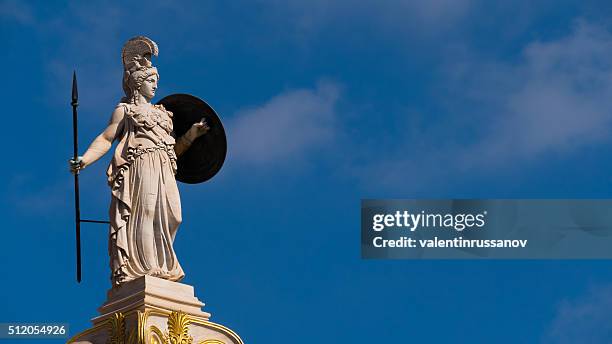 estátua da deusa atena, em atenas, grécia-cópia espaço - deuses gregos imagens e fotografias de stock