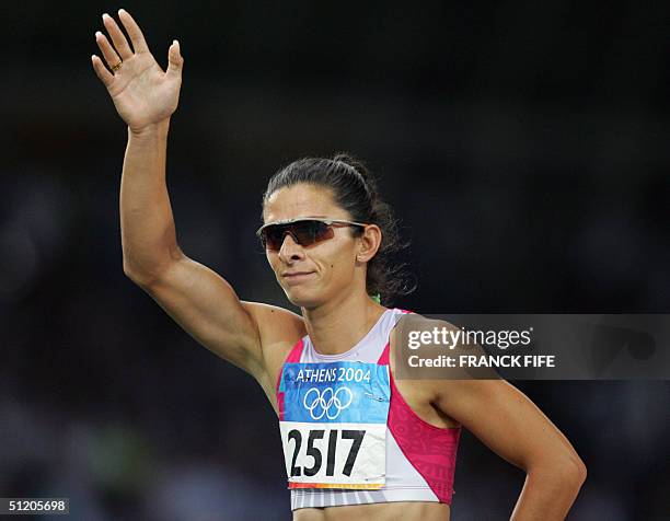 Mexico's Ana Guevara waves after competing in the women's 400m semifinals at the Olympic Stadium 22 August 2004 during the Olympic Games in Athens....