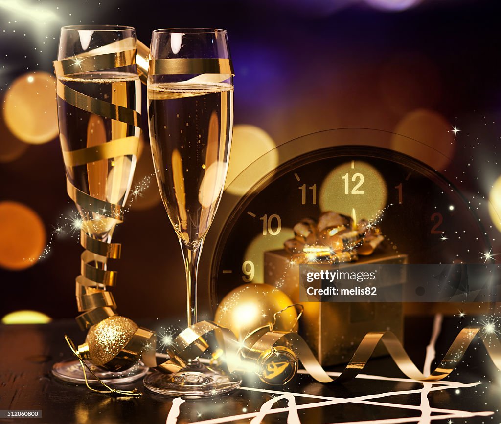 Copas De Champagne En Bandeja Con Luces Brillantes. Fiesta O Celebración  Fotos, retratos, imágenes y fotografía de archivo libres de derecho. Image  86906813