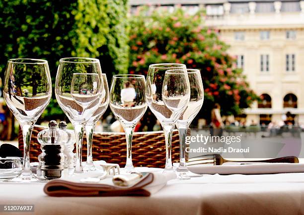 wineglasses and table setting - palais royal stockfoto's en -beelden