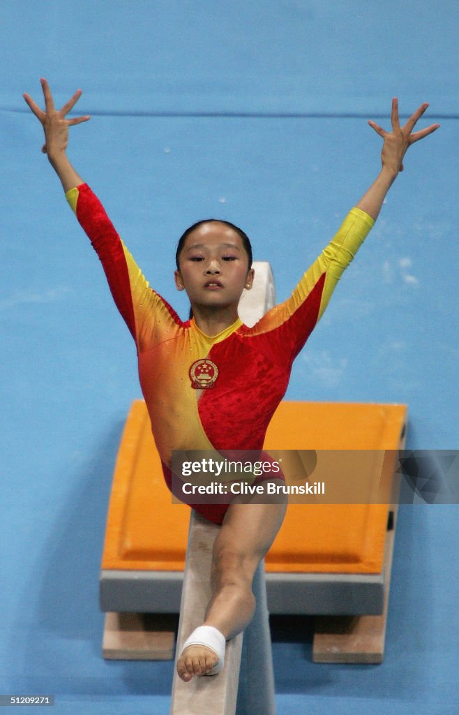 Li Ya of China poses poses during her performance in the women's ...