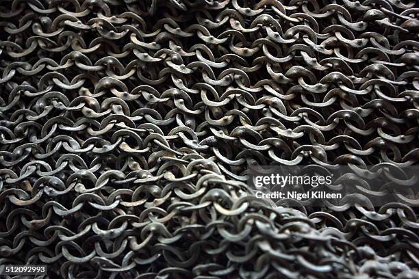 medieval chain mail armor - enfoque en el fondo fotografías e imágenes de stock