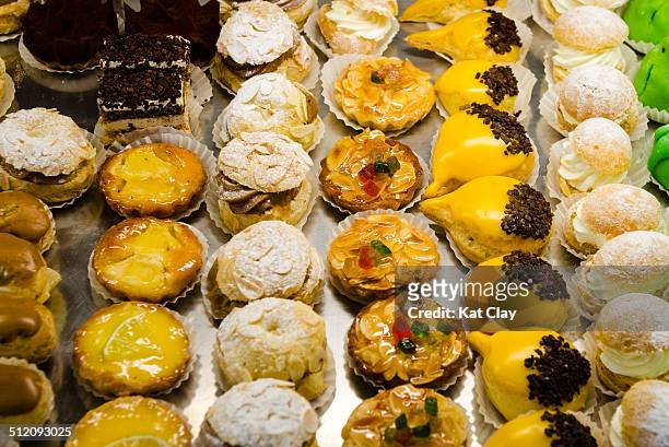 cakes in a boulangerie - noumea stock-fotos und bilder