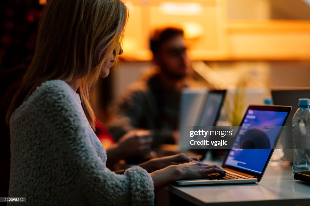 Trabajar hasta tarde en la oficina