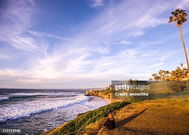 menschen bei sonnenuntergang über la jolla strand, kalifornien, vereinigte staaten - la jolla stock-fotos und bilder