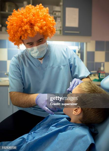 dientes reparación - peluca fotografías e imágenes de stock