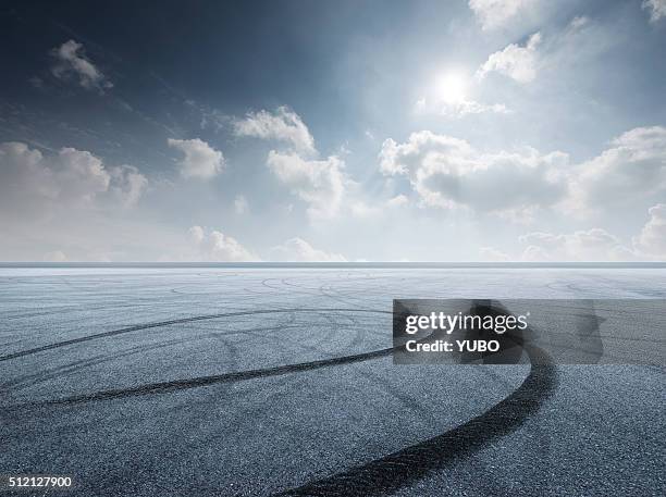 parking lot - skid marks fotografías e imágenes de stock