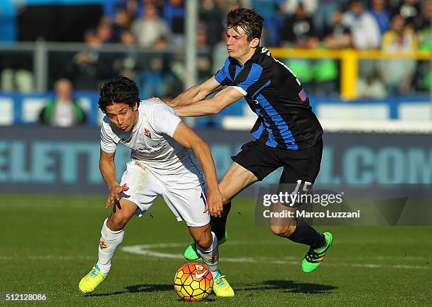 Matias Fernandez of ACF Fiorentina competes for the ball with Marten De Roon of Atalanta BC during the Serie A match between Atalanta BC and ACF...