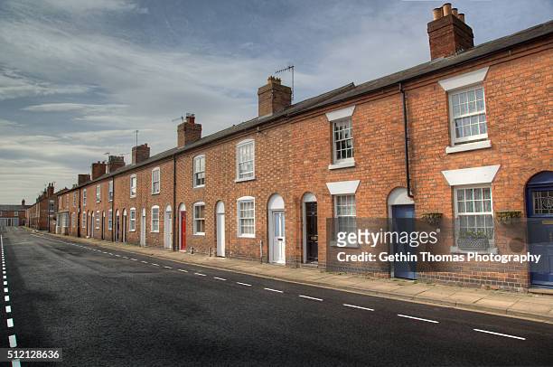 terraced houses in stratford upon avon - row house imagens e fotografias de stock