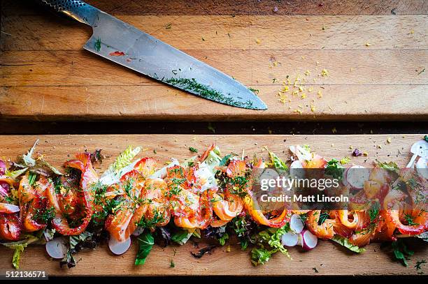 gravlax salmon salad, still life - gravlax - fotografias e filmes do acervo