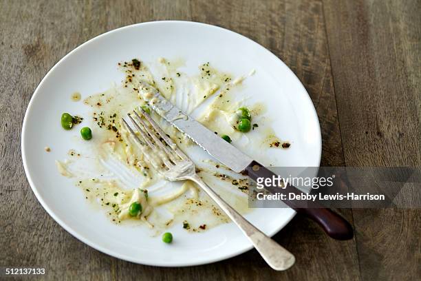 empty plate with leftover peas - smula bildbanksfoton och bilder
