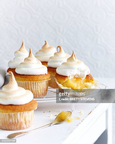 lemon cupcake meringues - merengue imagens e fotografias de stock