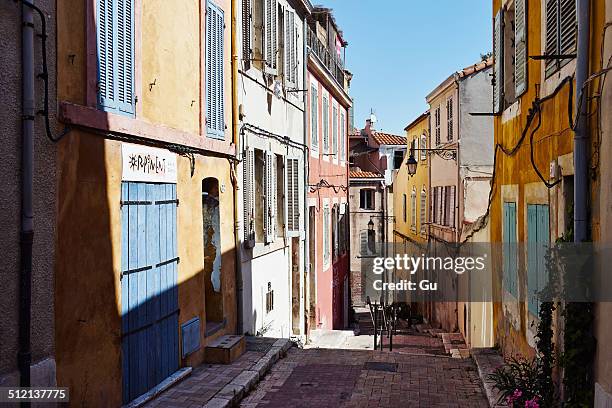 colorful house exteriors along alleyway, marseille, france - marsella fotografías e imágenes de stock