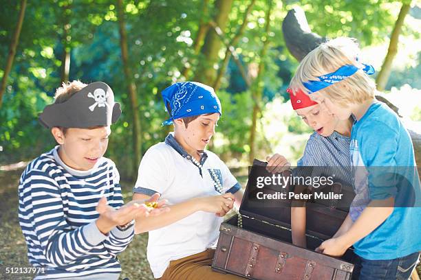 young boys dressed as pirates with treasure chest - chasse au trésor photos et images de collection