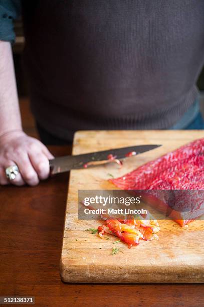 man making gravlax - gravlax - fotografias e filmes do acervo