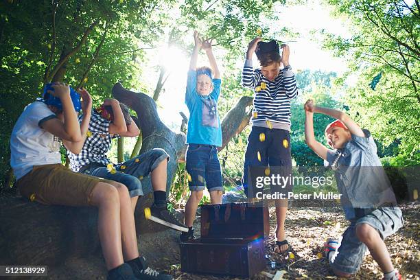 young boys dressed as pirates with treasure chest - schatzoeken stockfoto's en -beelden
