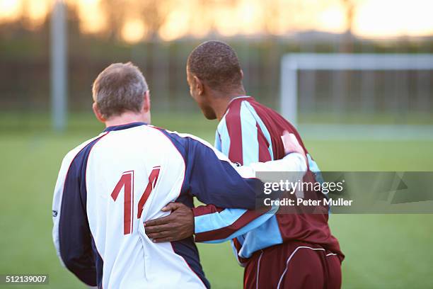 football players at end of game - finale wedstrijd stockfoto's en -beelden
