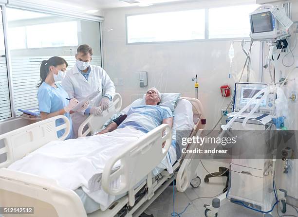 ärzten im krankenhaus - intensivstation stock-fotos und bilder