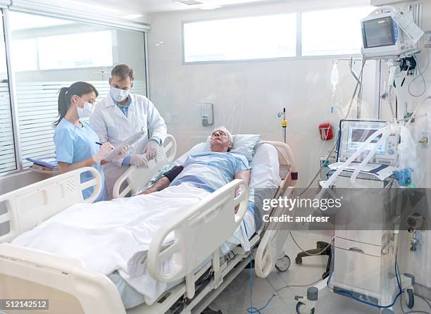 doctors working at the hospital - icu stockfoto's en -beelden