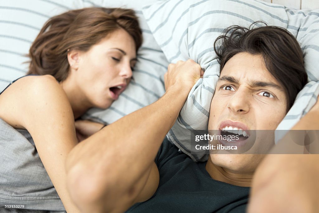 Hombre no puede dormir debido a su esposa snores