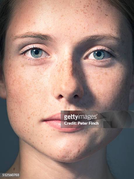 young woman's portrait with freckles - schöne menschen stock-fotos und bilder