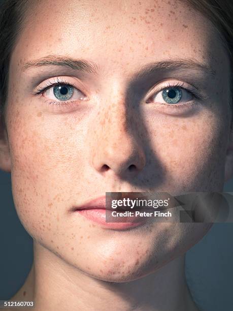 young woman's portrait with freckles - cutis claro fotografías e imágenes de stock