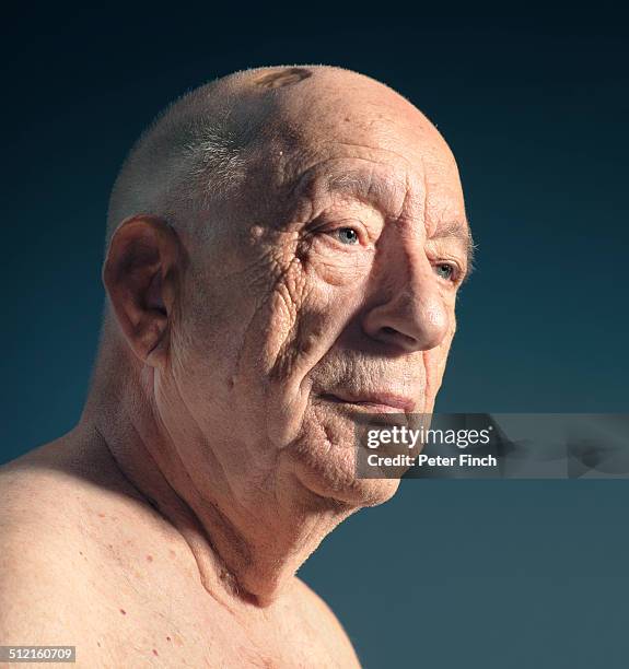 elderly man's portrait showing wrinckles - cicatriz imagens e fotografias de stock