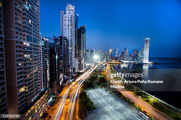 la ciudad de panamá por la noche - panamá fotografías e imágenes de stock