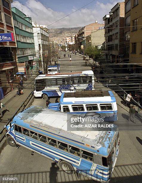 Vehiculos del transporte publico son utilizados por sus choferes para bloquear calles de La Paz durante un paro convocado por la Federacion de...