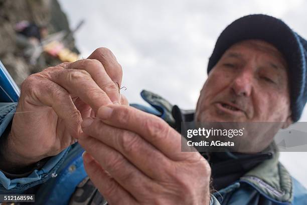 pescatore con amo da pesca - sedal fotografías e imágenes de stock