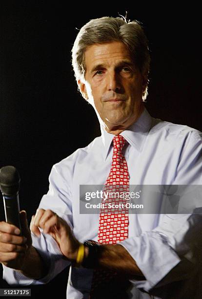 Democratic presidential candidate U.S. Senator John Kerry rolls up his sleaves as he speaks during a town hall-style meeting at the Steamfitters...