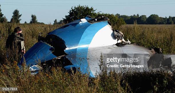 Russia's Emergencies Ministry personnel search for bodies of the victims of a Tupolev Tu-134 plane crash near Tula, on August 25, 2004 some 150 km...