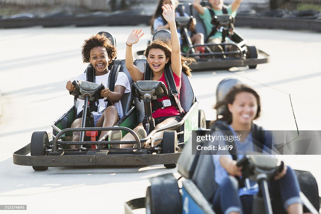 Weibliche Teenager auf go-cart