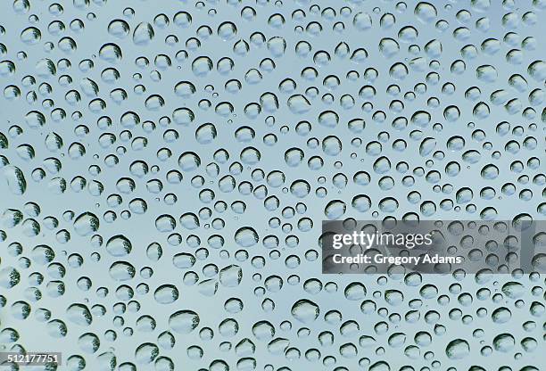 a pattern of raindrops arrayed on a window - hatboro imagens e fotografias de stock