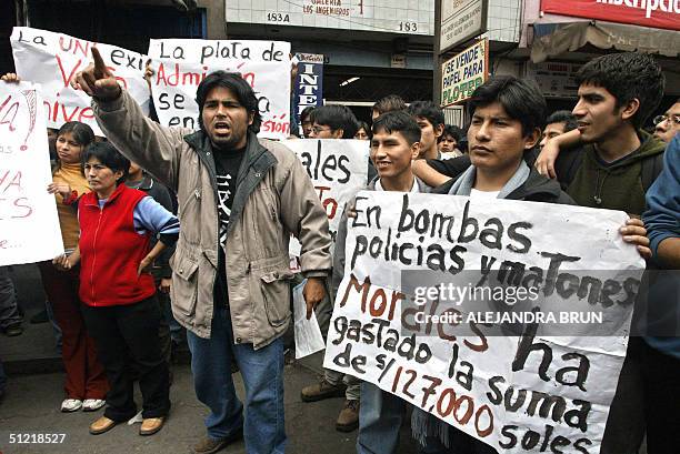 Estudiantes de la Universidad Nacional de Ingenieria protestan frente a esa casa de estudios en Lima, el 25 de agosto de 2004 durante el desarrollo...