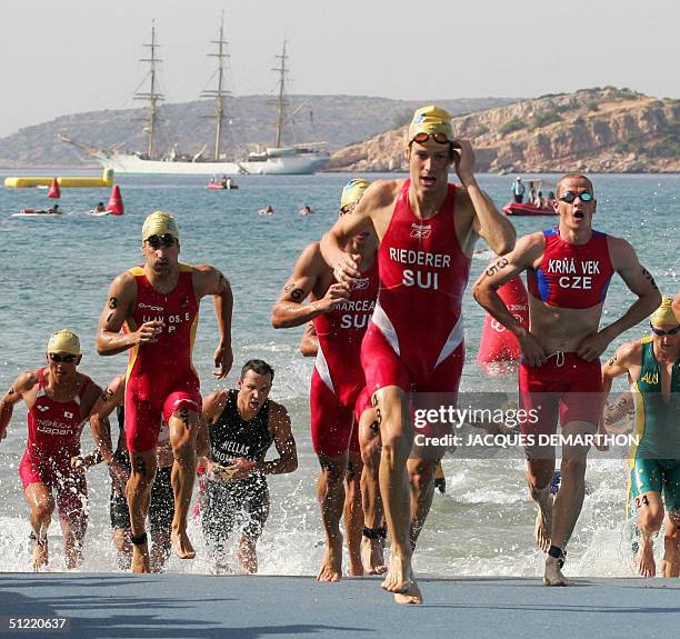 Switzerland's Sven Riederer runs, 26 August 2004 in Athens, during the Olympic Games men's triathlon race. New-Zealand's Hamish Carter won took the...