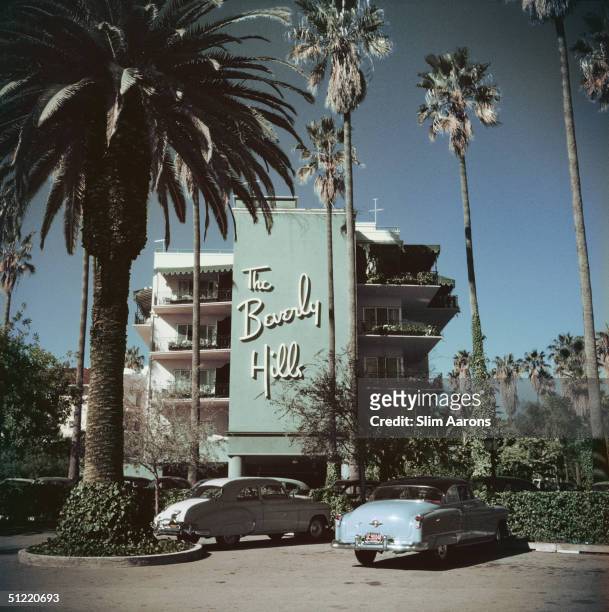 Cars parked outside the Beverly Hills Hotel on Sunset Boulevard in California, 1957.
