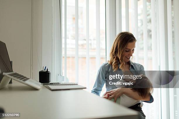 trabajo de la madre y el bebé en período de lactancia - leanincollection working mom fotografías e imágenes de stock