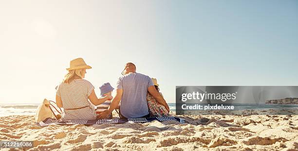 the love of a family is life’s greatest blessing - beach family stockfoto's en -beelden