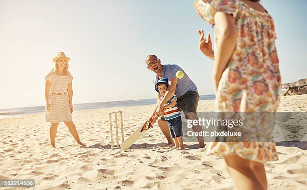 pianificate una giornata divertente alla spiaggia - giocatore di cricket foto e immagini stock