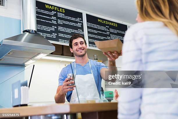 arbeiter mit kunden in waffel-shop - ice cream counter stock-fotos und bilder