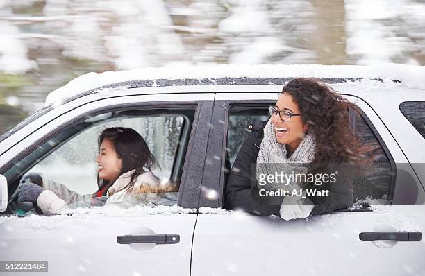 um eine winterliche abenteuer. - winter car window stock-fotos und bilder