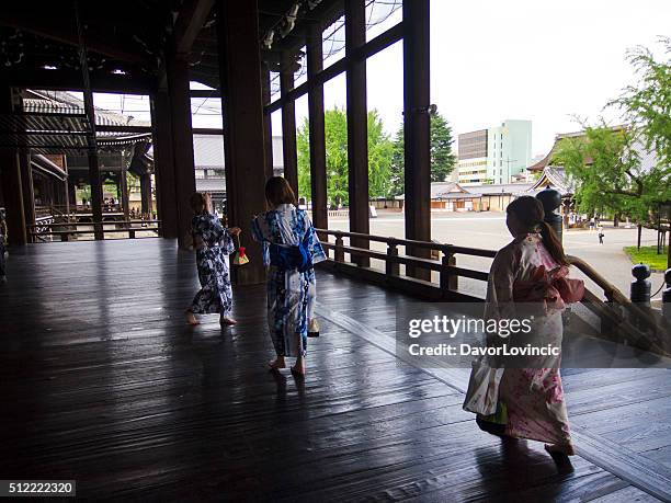 mujer en templo higashi honganji en kyoto, japón - higashi honganji temple fotografías e imágenes de stock