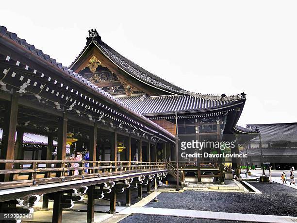 lado vista al templo higashi honganji en kioto - higashi honganji temple fotografías e imágenes de stock