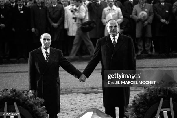 Le président François Mitterrand et le chancelier allemand Helmut Kohl se tiennent la main en écoutant les hymnes nationaux français et allemand lors...