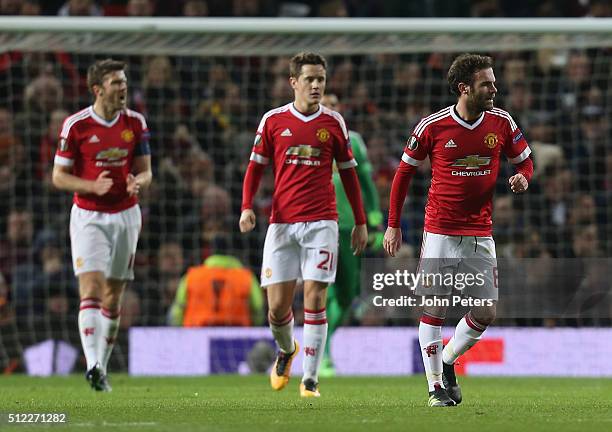 Michael Carrick, Ander Herrera and Juan Mata of Manchester United react to Pione Sisto of FC Midtjylland scoring their first goal during the UEFA...