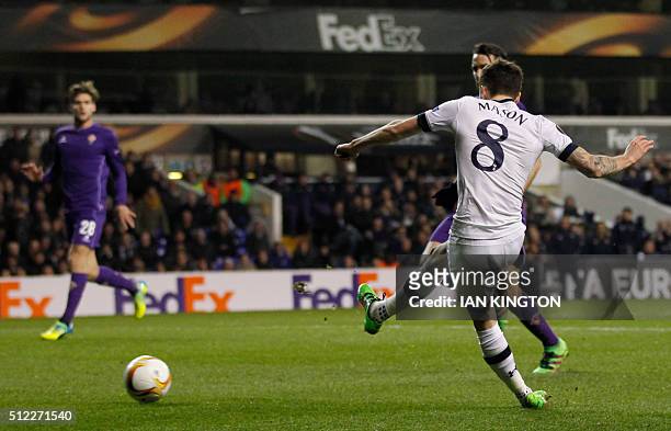 Tottenham Hotspur's English midfielder Ryan Mason scores his team's first goalduring the UEFA Europa League round of 32, second leg football match...