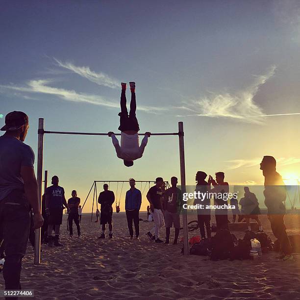 people exercising on muscle beach, santa monica - venice beach body builder stock pictures, royalty-free photos & images