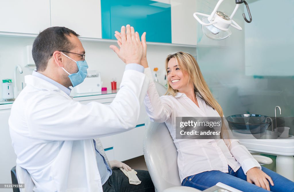 Feliz paciente no Dentista