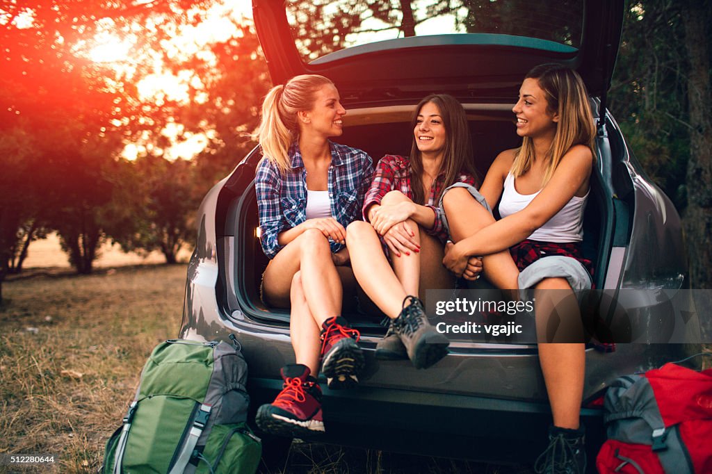 若い女性の準備や森林のハイキングキャンプます。